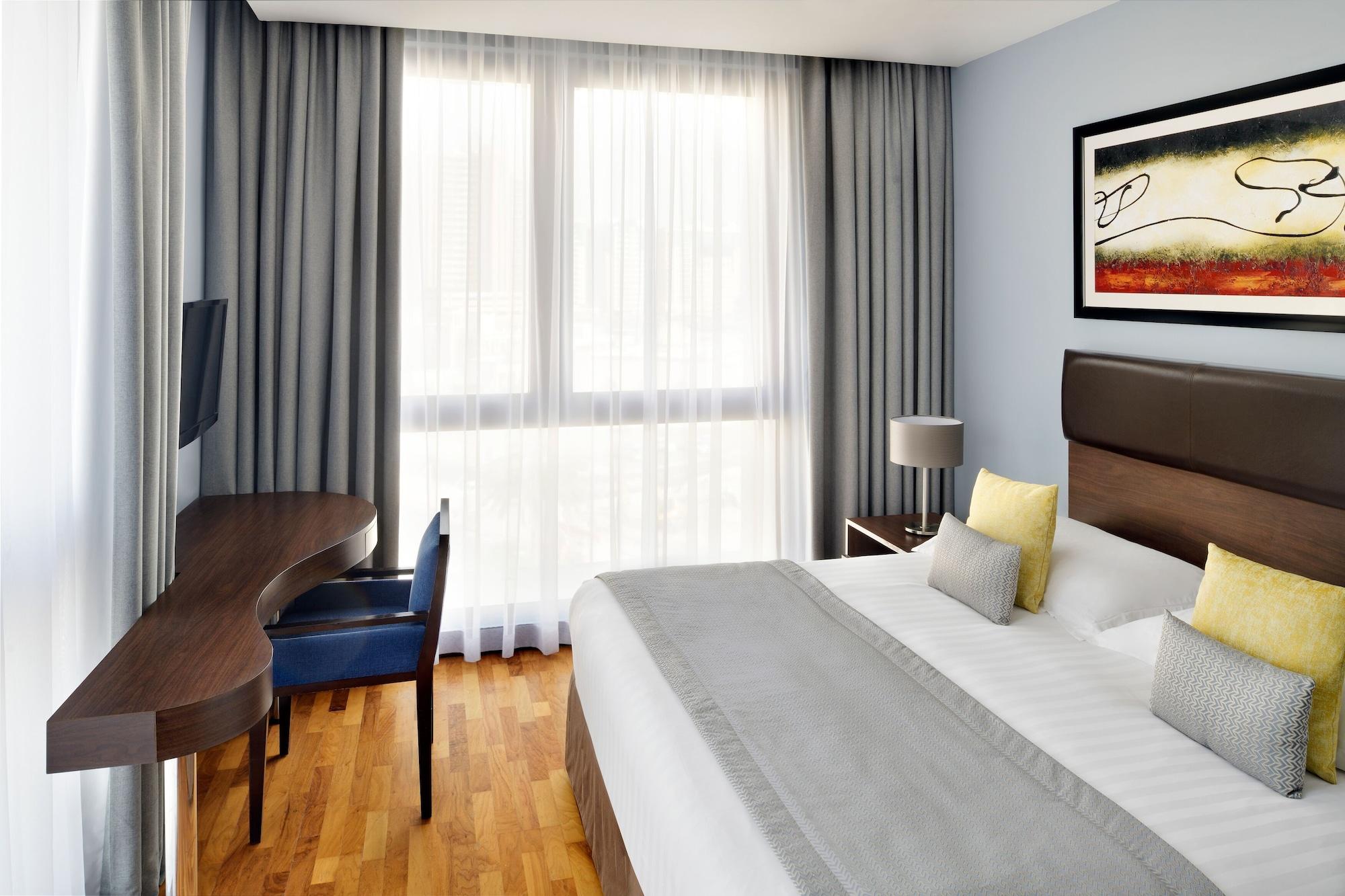 モーベンピック ホテル アパートメンツ アル マンザー ドバイ エクステリア 写真 A typical room at the hotel