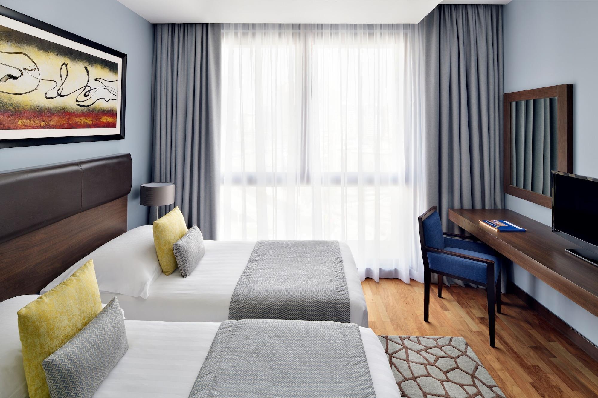 モーベンピック ホテル アパートメンツ アル マンザー ドバイ エクステリア 写真 A room at the hotel