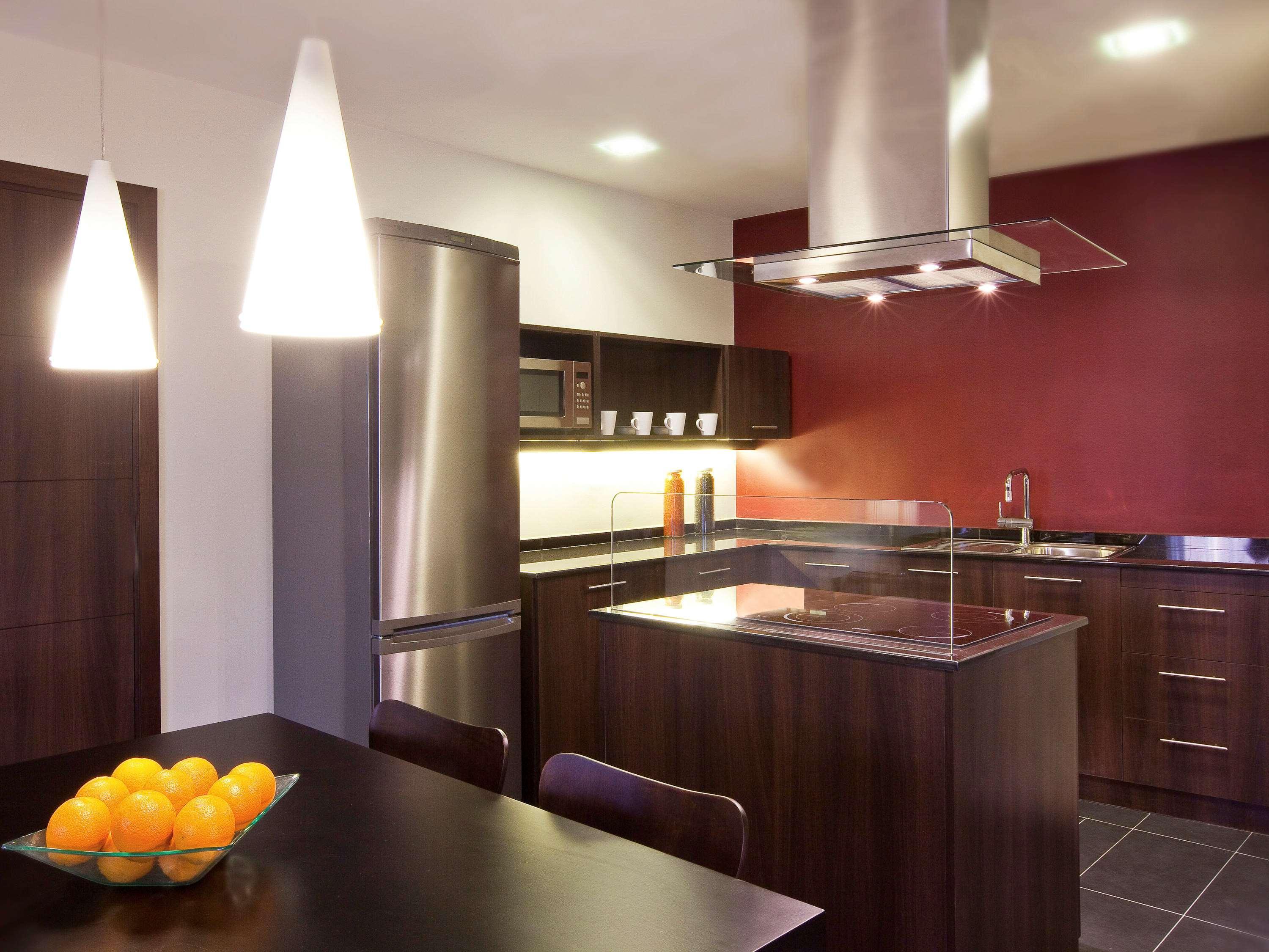 モーベンピック ホテル アパートメンツ アル マンザー ドバイ エクステリア 写真 A modern kitchen