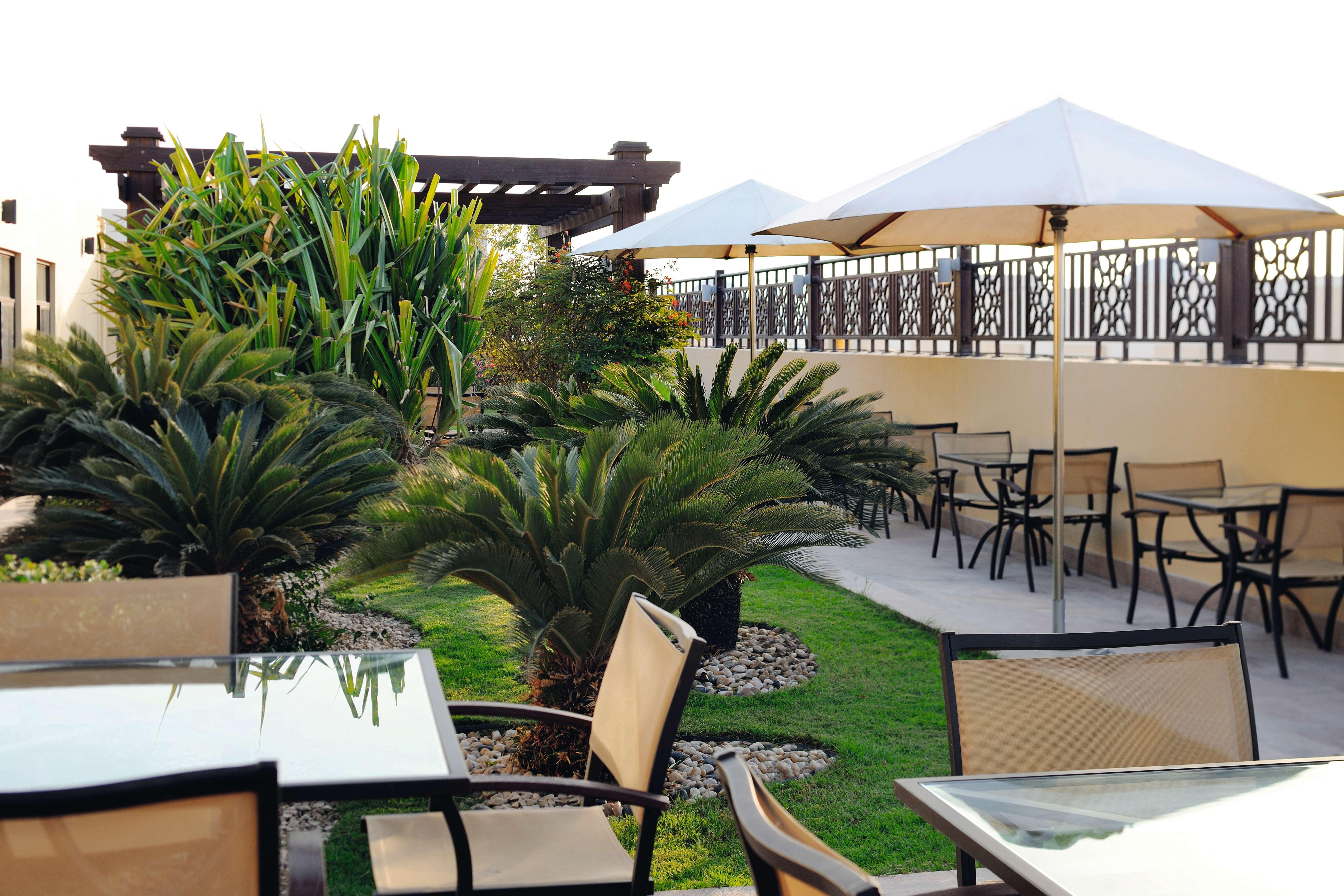モーベンピック ホテル アパートメンツ アル マンザー ドバイ エクステリア 写真 The rooftop garden at the hotel