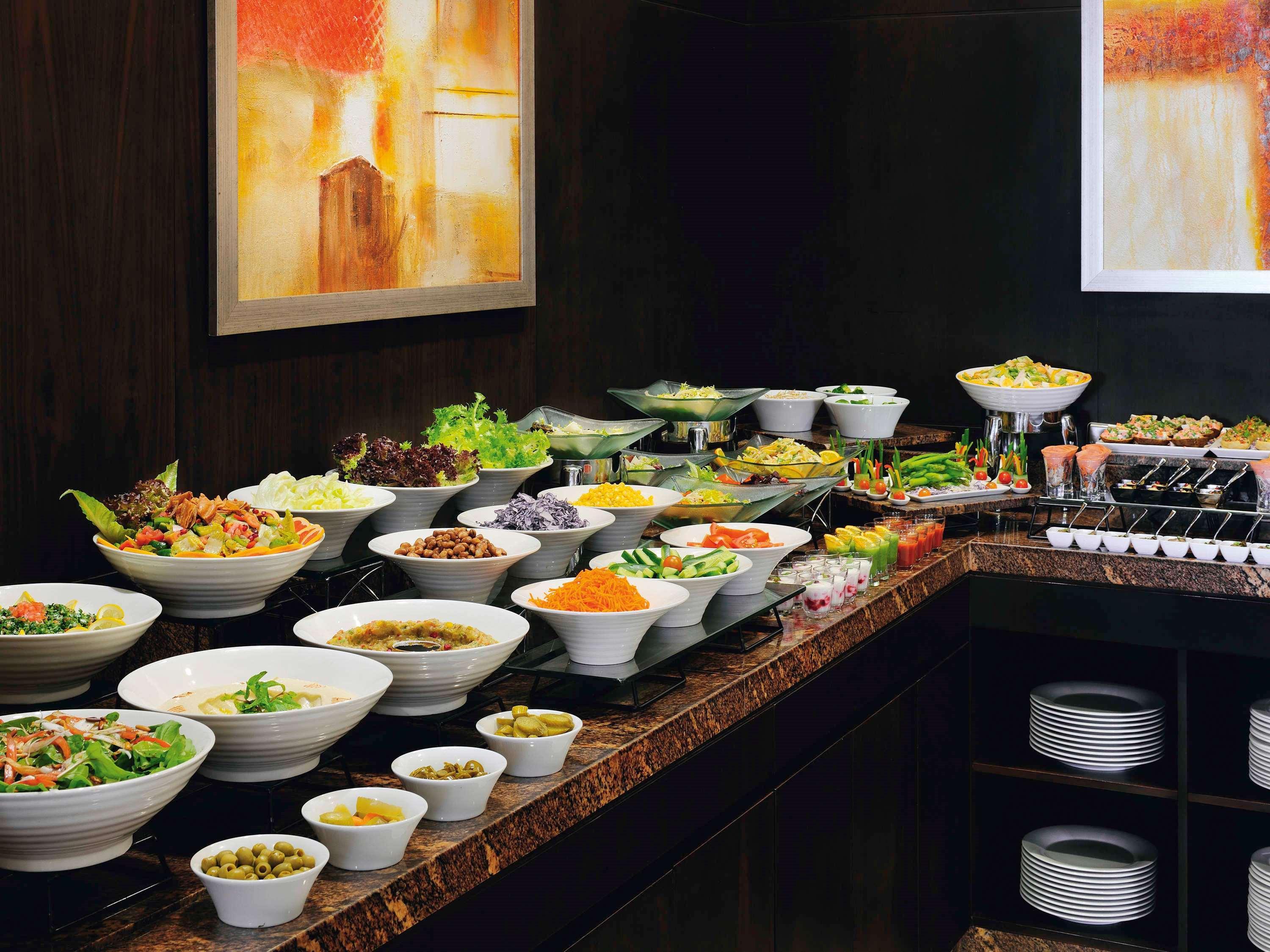 モーベンピック ホテル アパートメンツ アル マンザー ドバイ エクステリア 写真 A salad bar