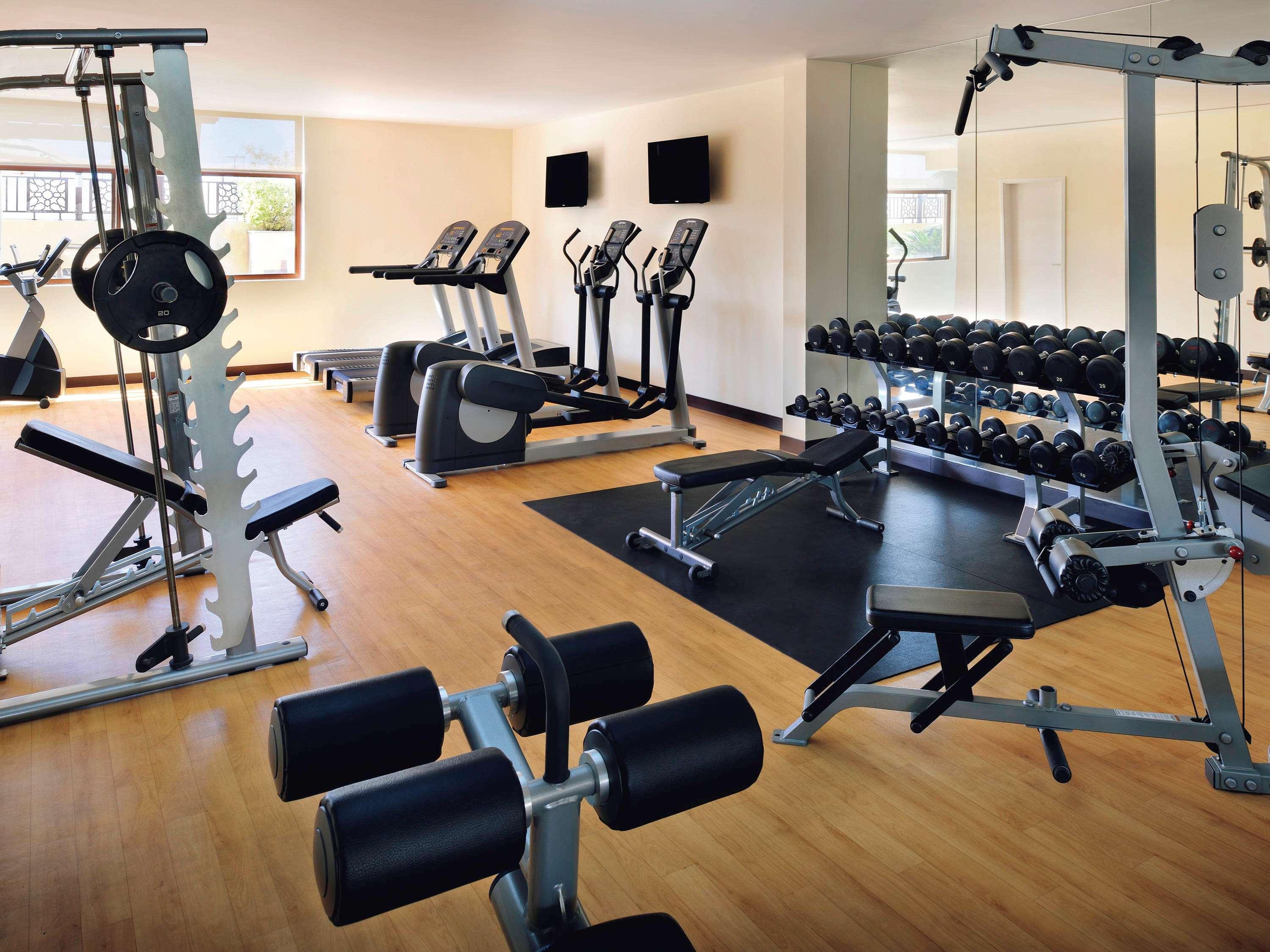モーベンピック ホテル アパートメンツ アル マンザー ドバイ エクステリア 写真 A typical gym