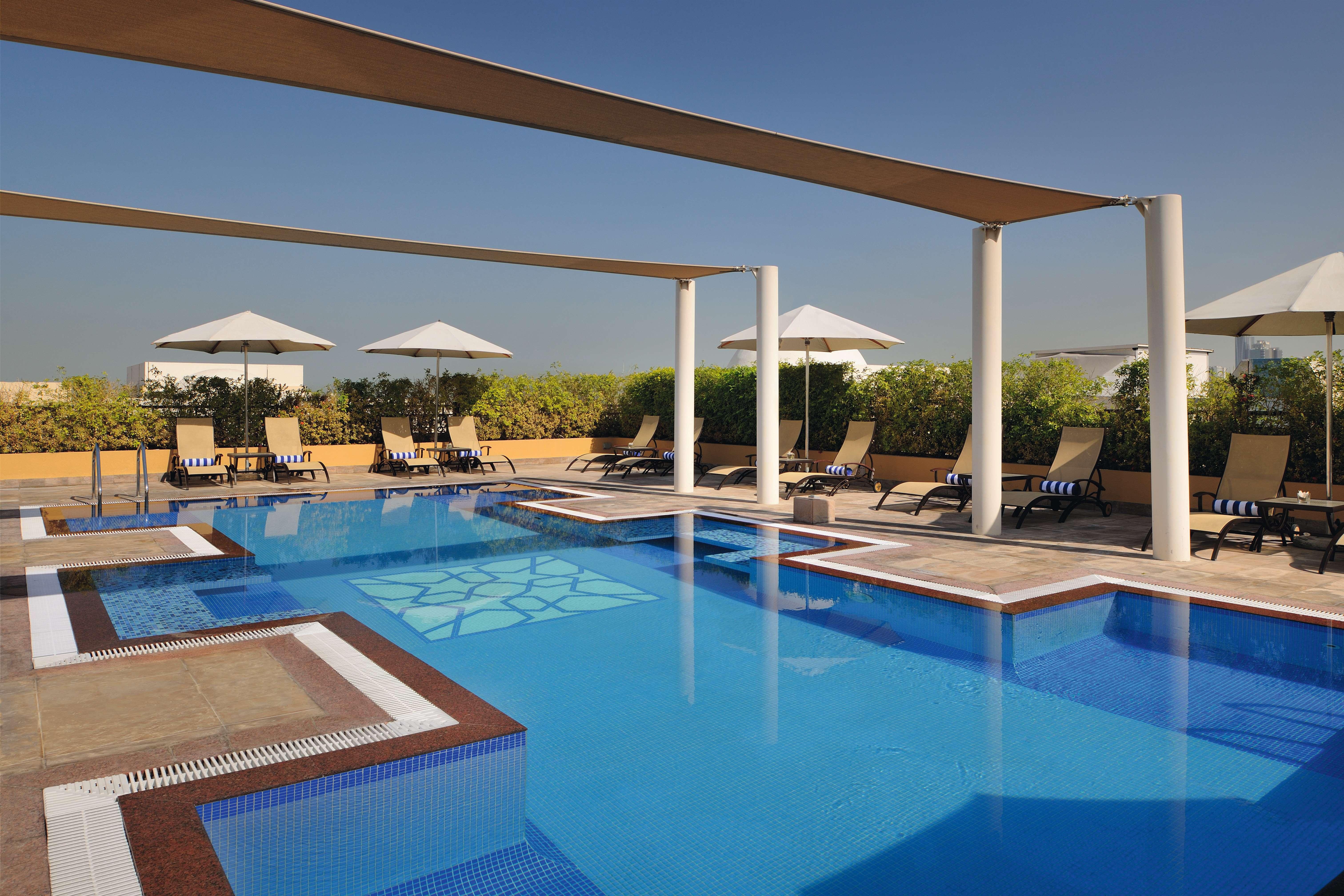 モーベンピック ホテル アパートメンツ アル マンザー ドバイ エクステリア 写真 The swimming pool at the hotel