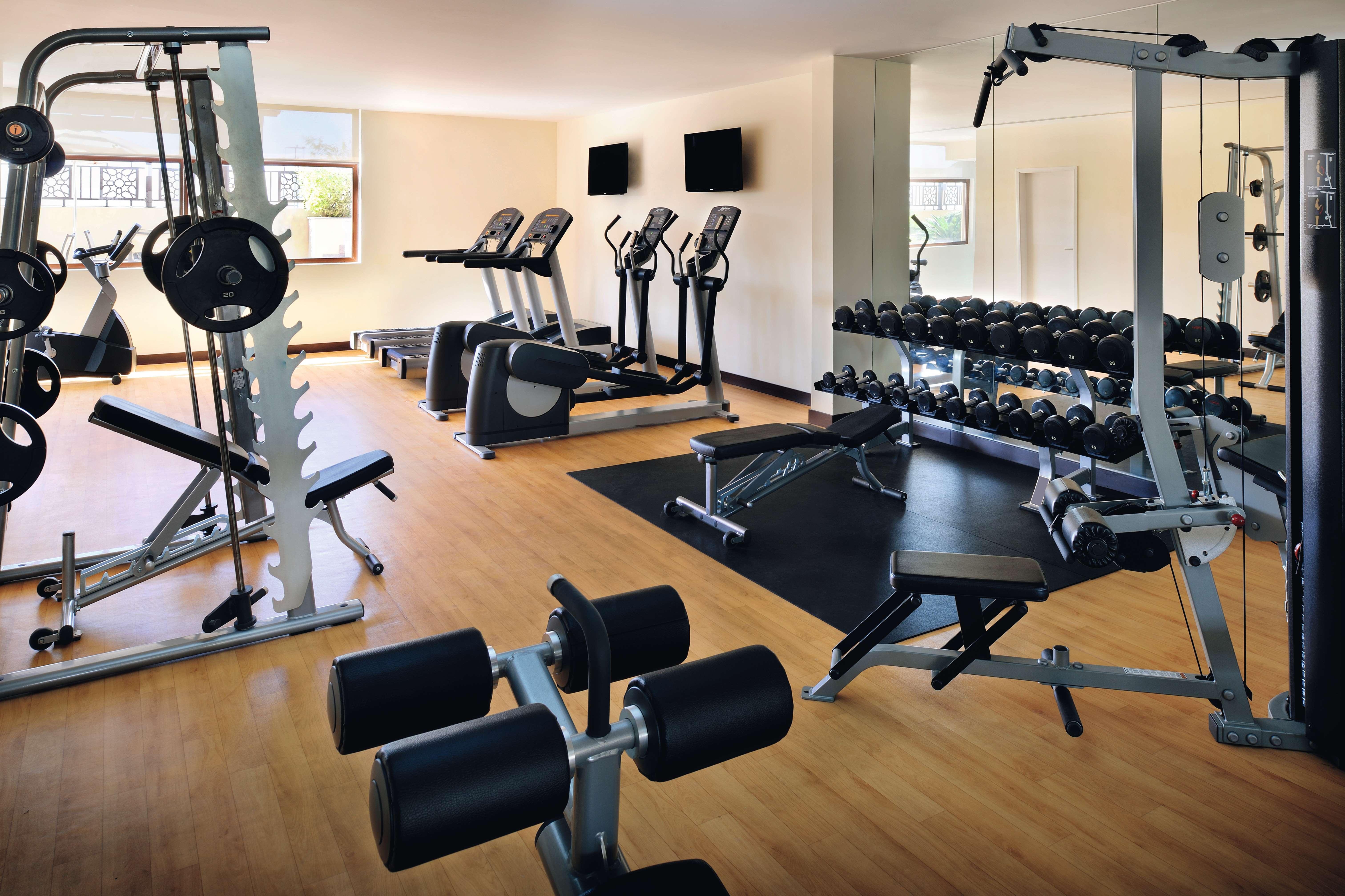 モーベンピック ホテル アパートメンツ アル マンザー ドバイ エクステリア 写真 A typical gym