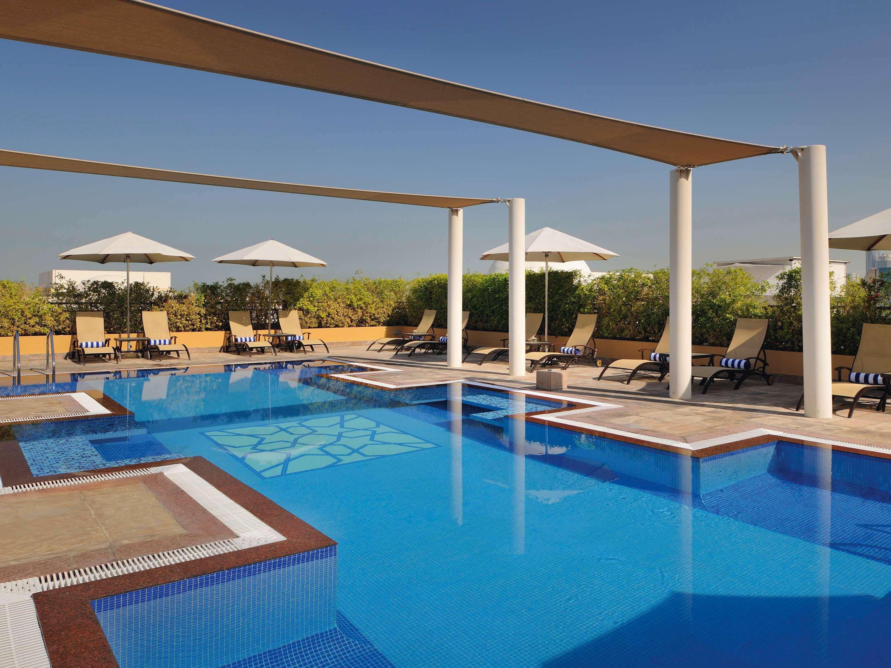 モーベンピック ホテル アパートメンツ アル マンザー ドバイ エクステリア 写真 The swimming pool at the hotel