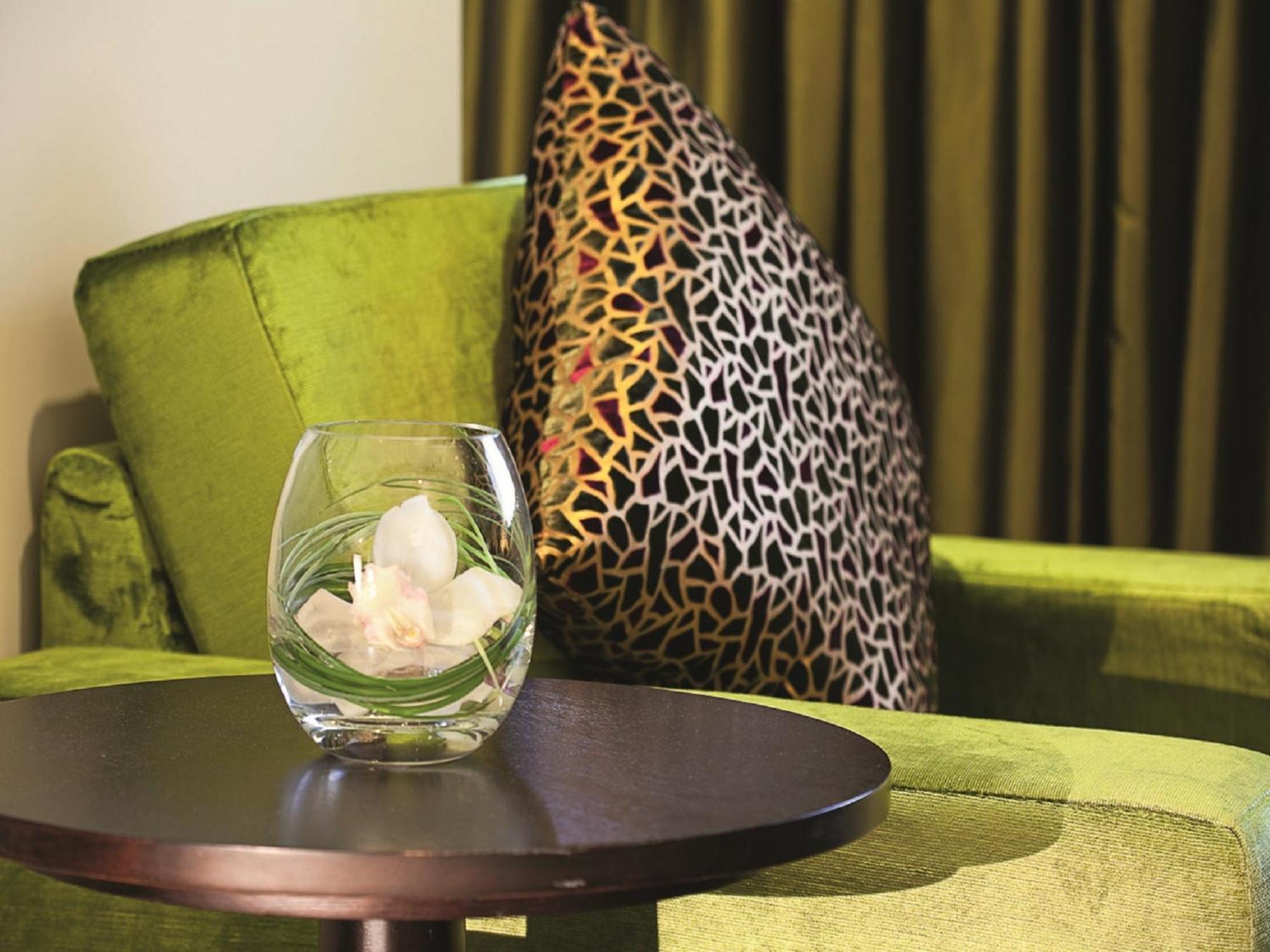 モーベンピック ホテル アパートメンツ アル マンザー ドバイ 部屋 写真 A green sofa