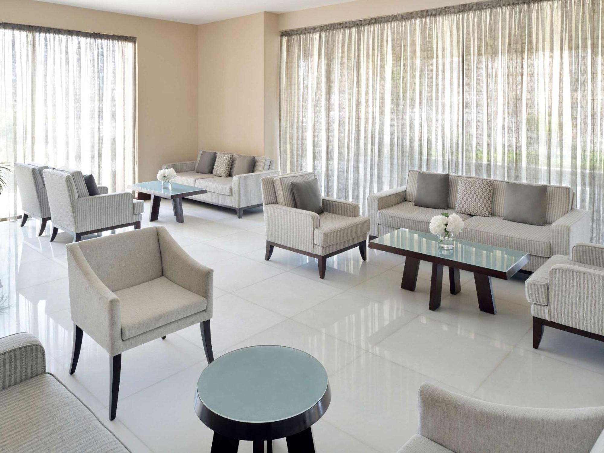 モーベンピック ホテル アパートメンツ アル マンザー ドバイ エクステリア 写真 Interior of the hotel