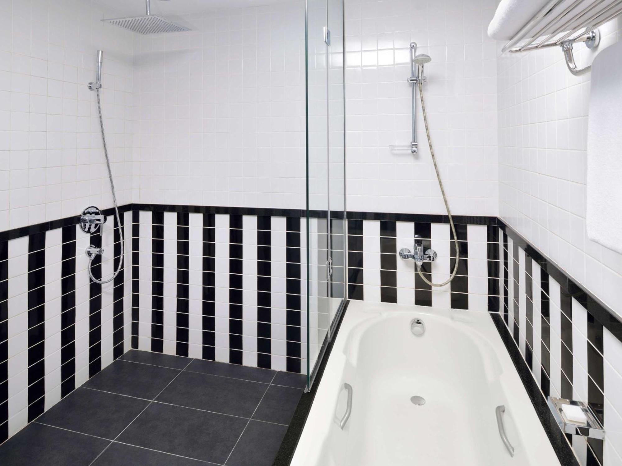 モーベンピック ホテル アパートメンツ アル マンザー ドバイ エクステリア 写真 Bathroom with shower and bath