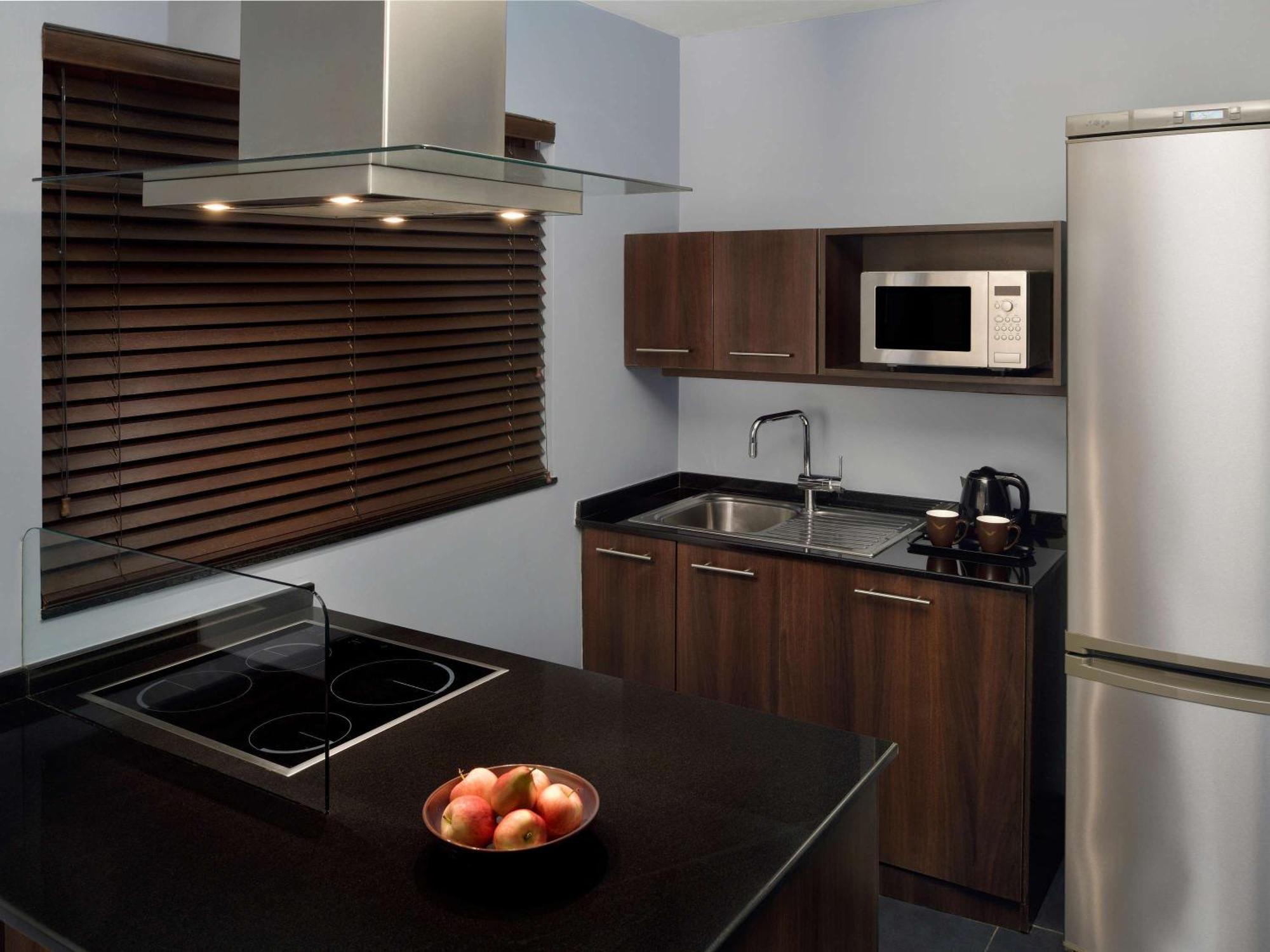 モーベンピック ホテル アパートメンツ アル マンザー ドバイ エクステリア 写真 A modern kitchen