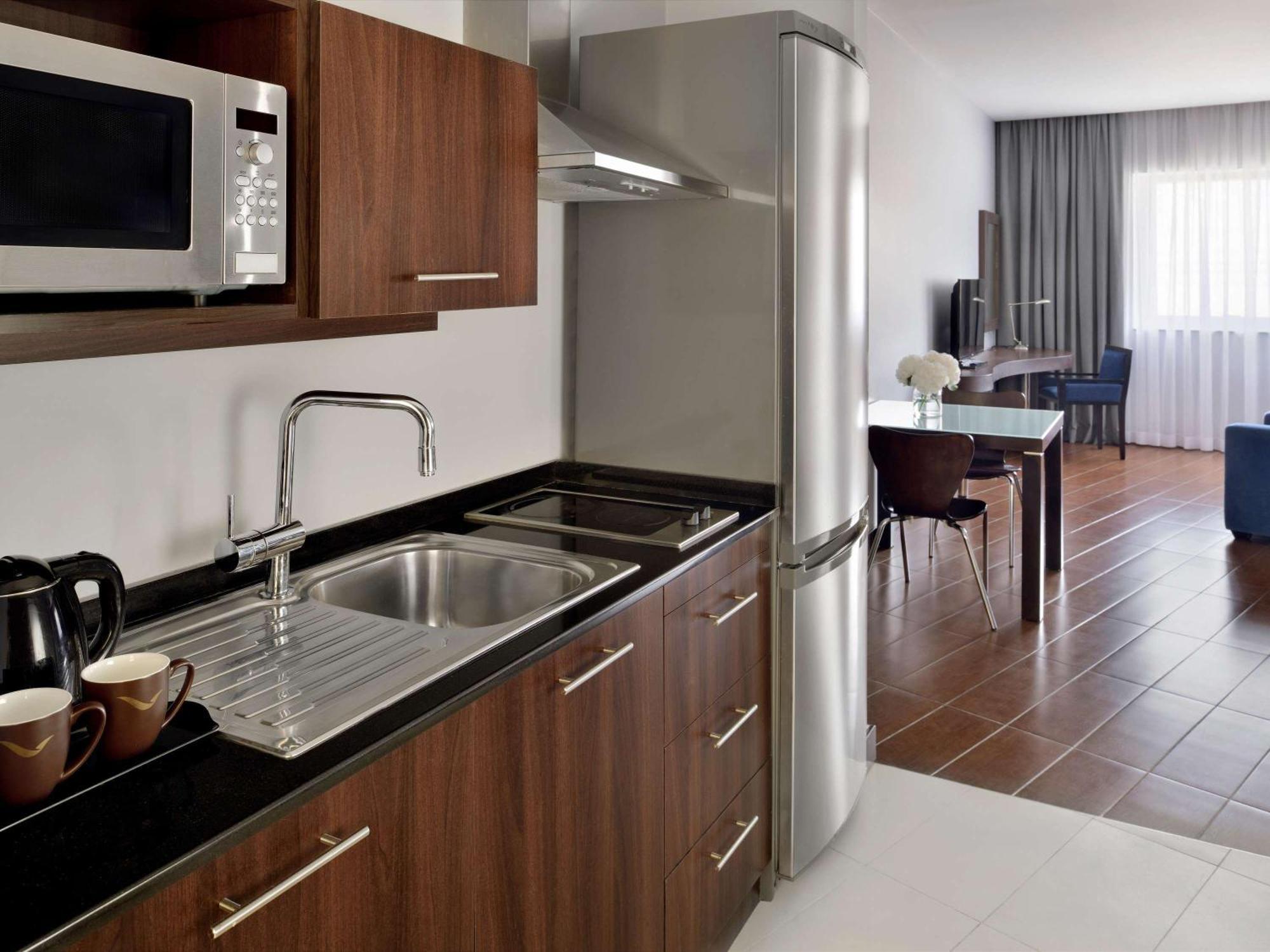 モーベンピック ホテル アパートメンツ アル マンザー ドバイ エクステリア 写真 Kitchenette