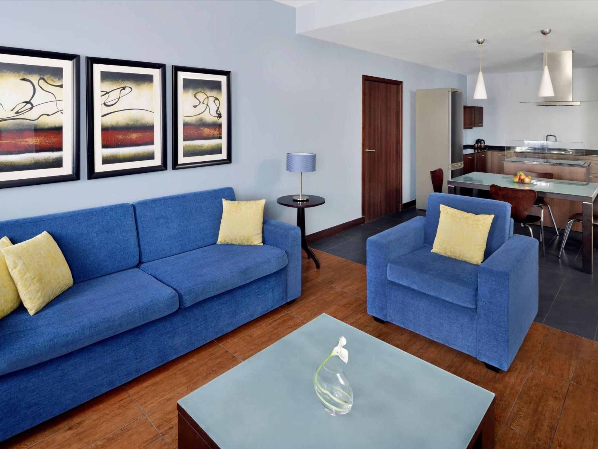 モーベンピック ホテル アパートメンツ アル マンザー ドバイ エクステリア 写真 A typical apartment at the complex
