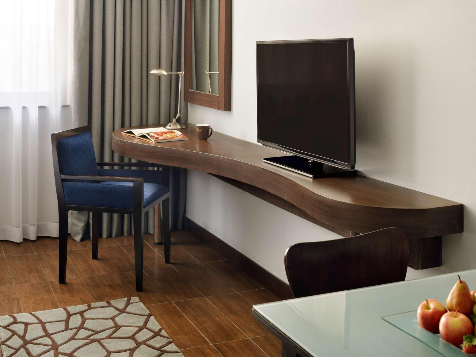 モーベンピック ホテル アパートメンツ アル マンザー ドバイ エクステリア 写真 A television in a hotel room