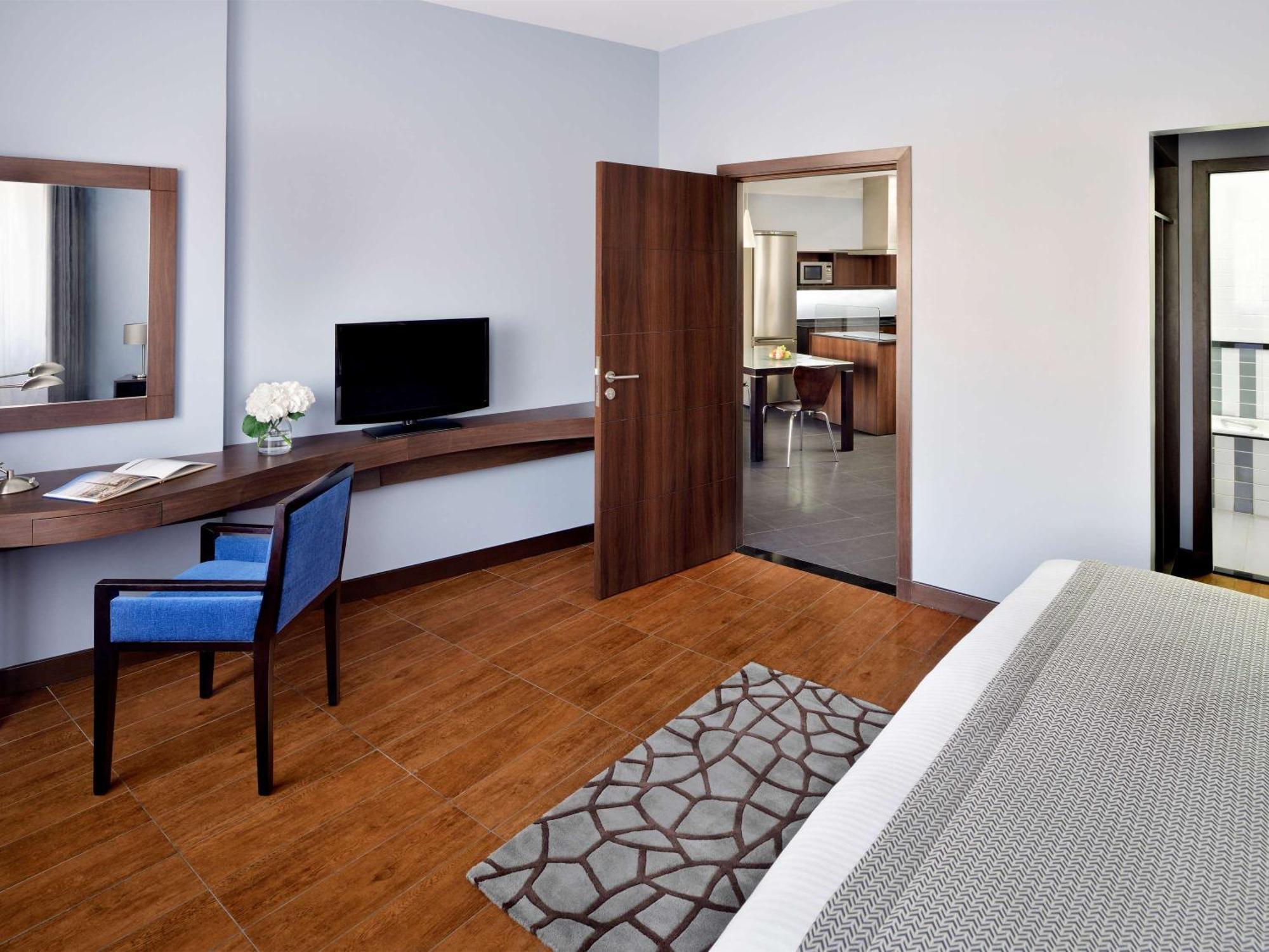 モーベンピック ホテル アパートメンツ アル マンザー ドバイ エクステリア 写真 A typical room at the hotel