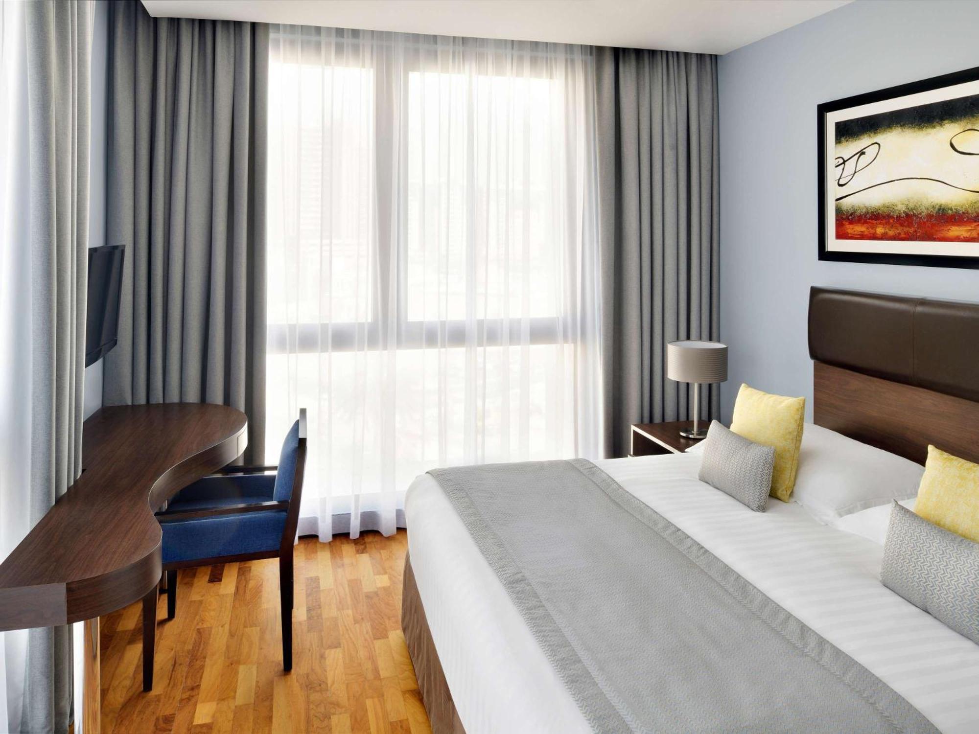 モーベンピック ホテル アパートメンツ アル マンザー ドバイ エクステリア 写真 A typical room at the hotel