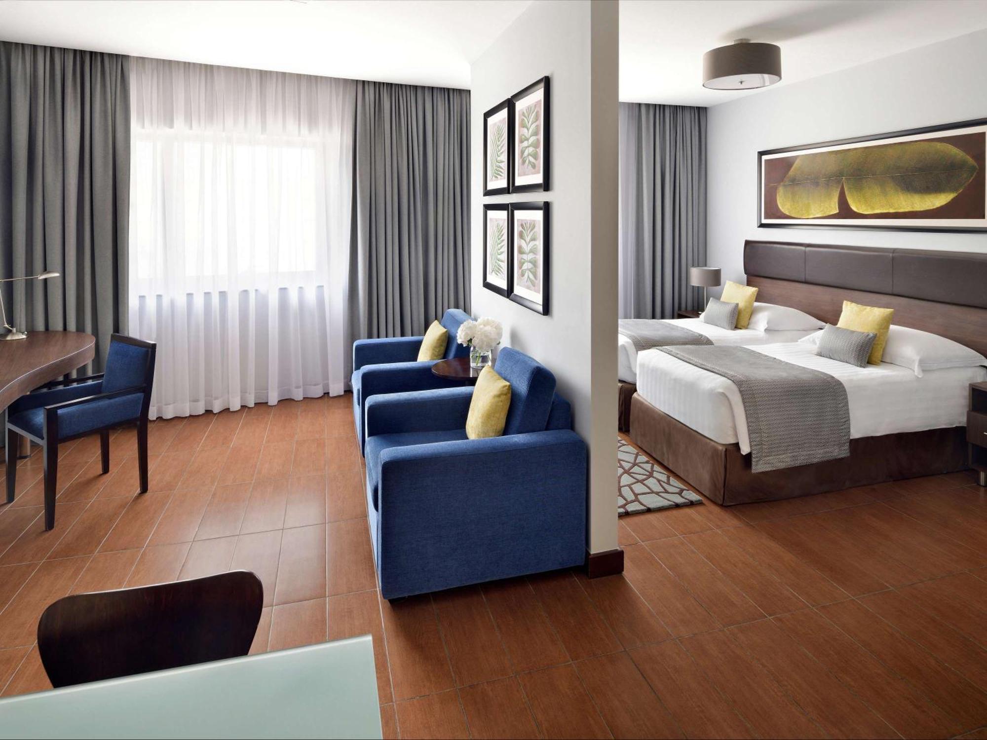 モーベンピック ホテル アパートメンツ アル マンザー ドバイ エクステリア 写真 A room at the hotel