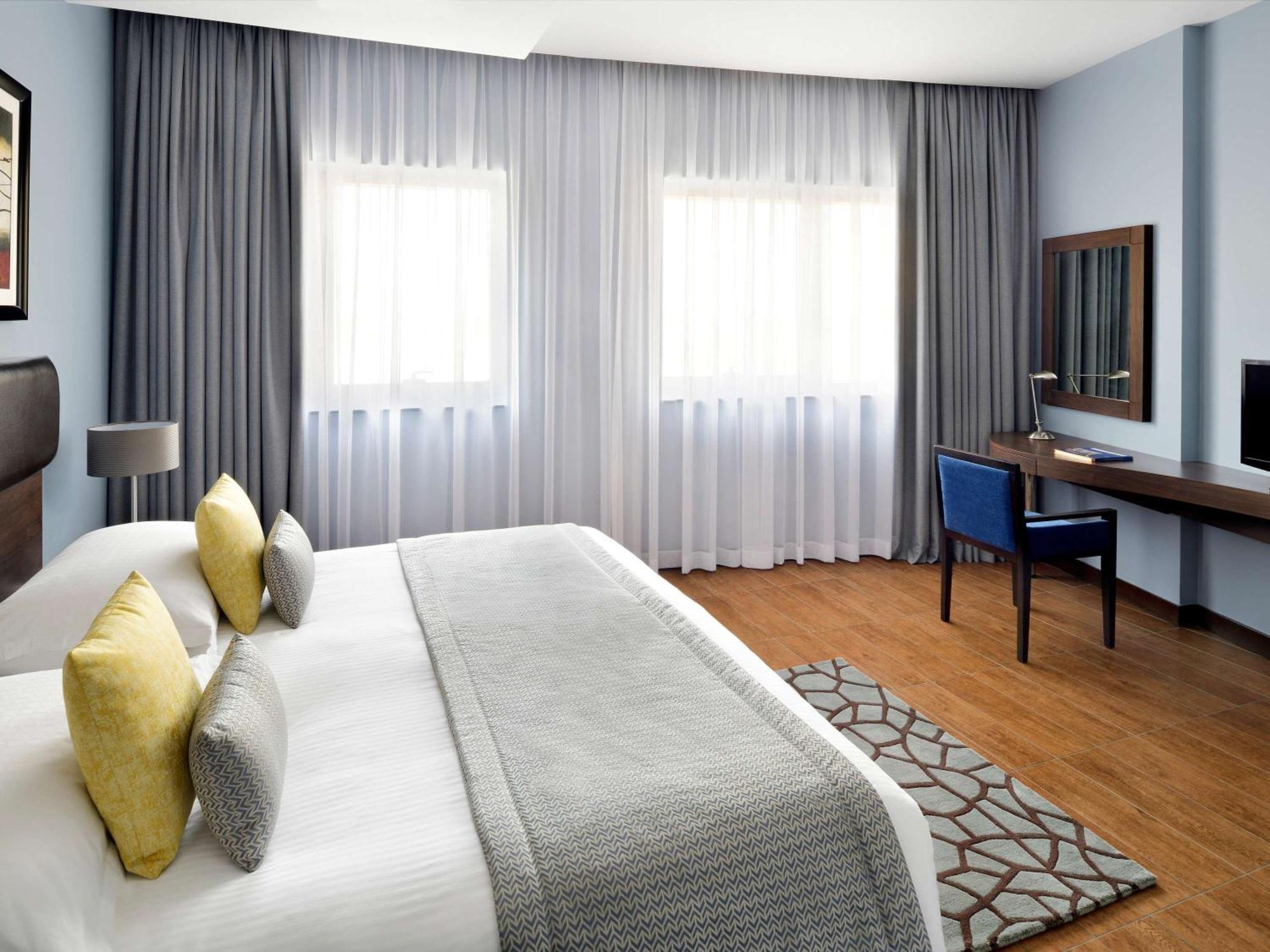 モーベンピック ホテル アパートメンツ アル マンザー ドバイ エクステリア 写真 A bedroom at the hotel