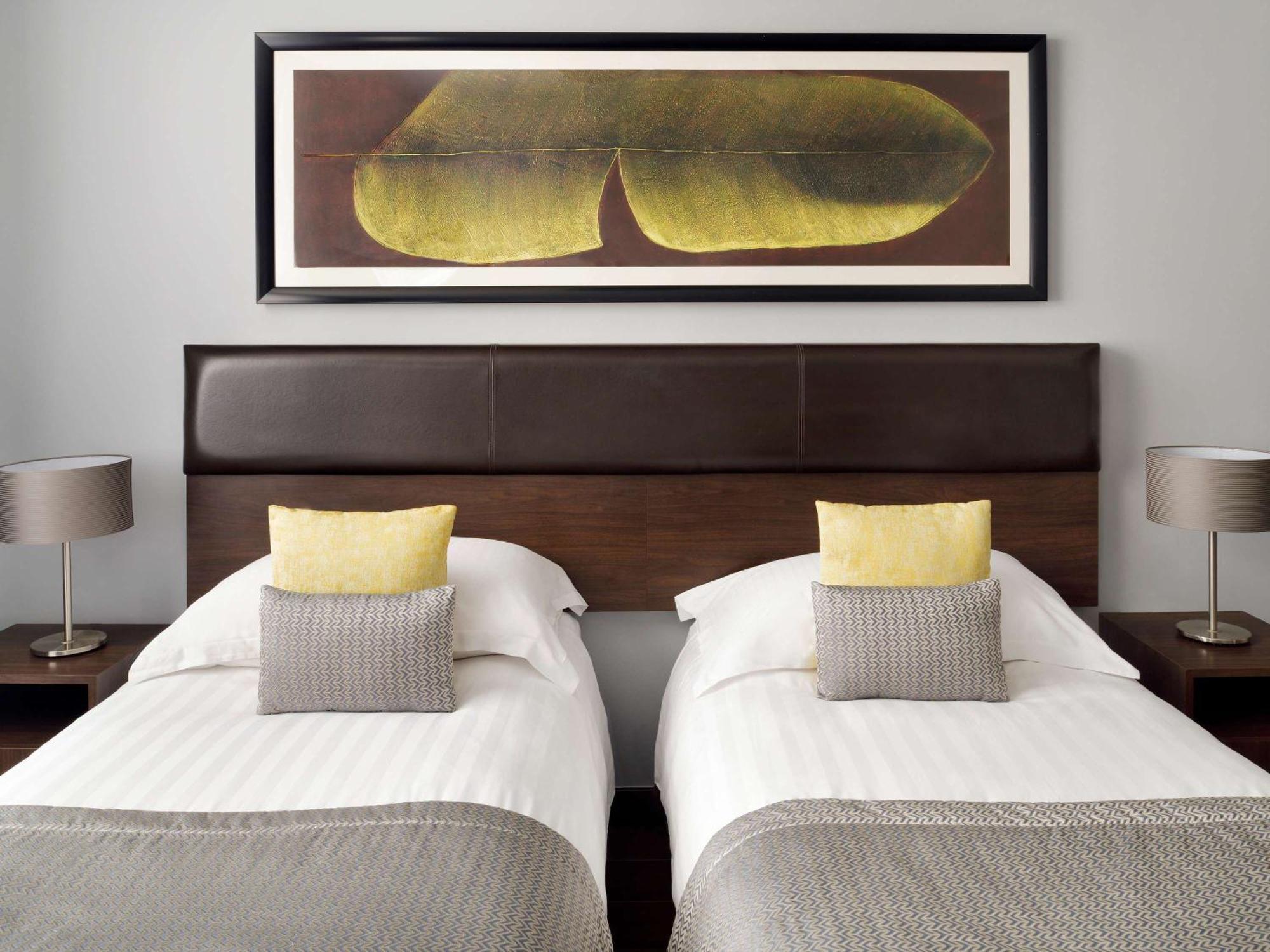 モーベンピック ホテル アパートメンツ アル マンザー ドバイ エクステリア 写真 A room at the hotel