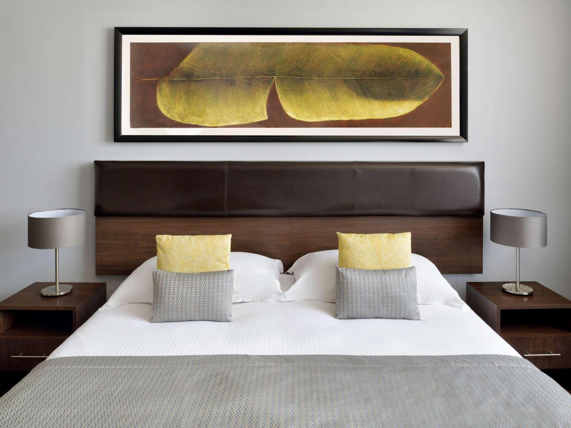 モーベンピック ホテル アパートメンツ アル マンザー ドバイ エクステリア 写真 A bedroom at the hotel