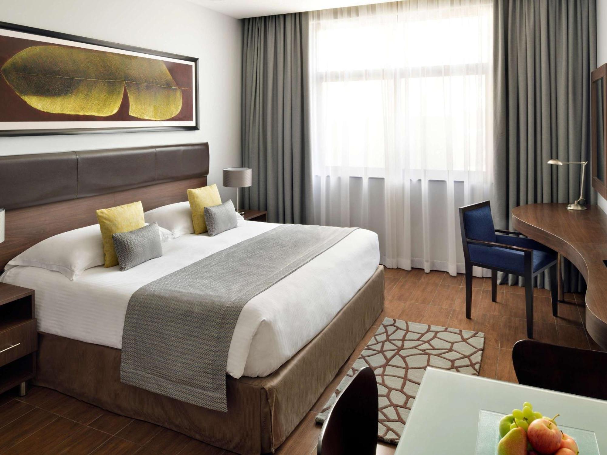 モーベンピック ホテル アパートメンツ アル マンザー ドバイ エクステリア 写真 A room at the hotel