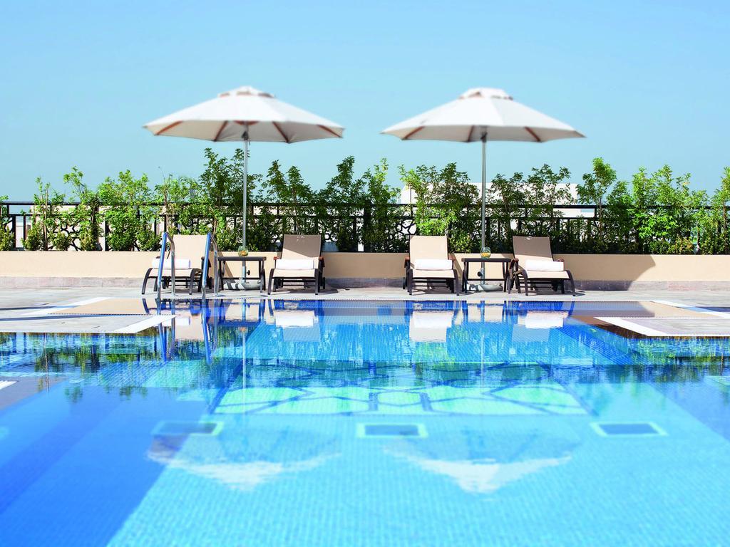 モーベンピック ホテル アパートメンツ アル マンザー ドバイ エクステリア 写真 The swimming pool at the hotel