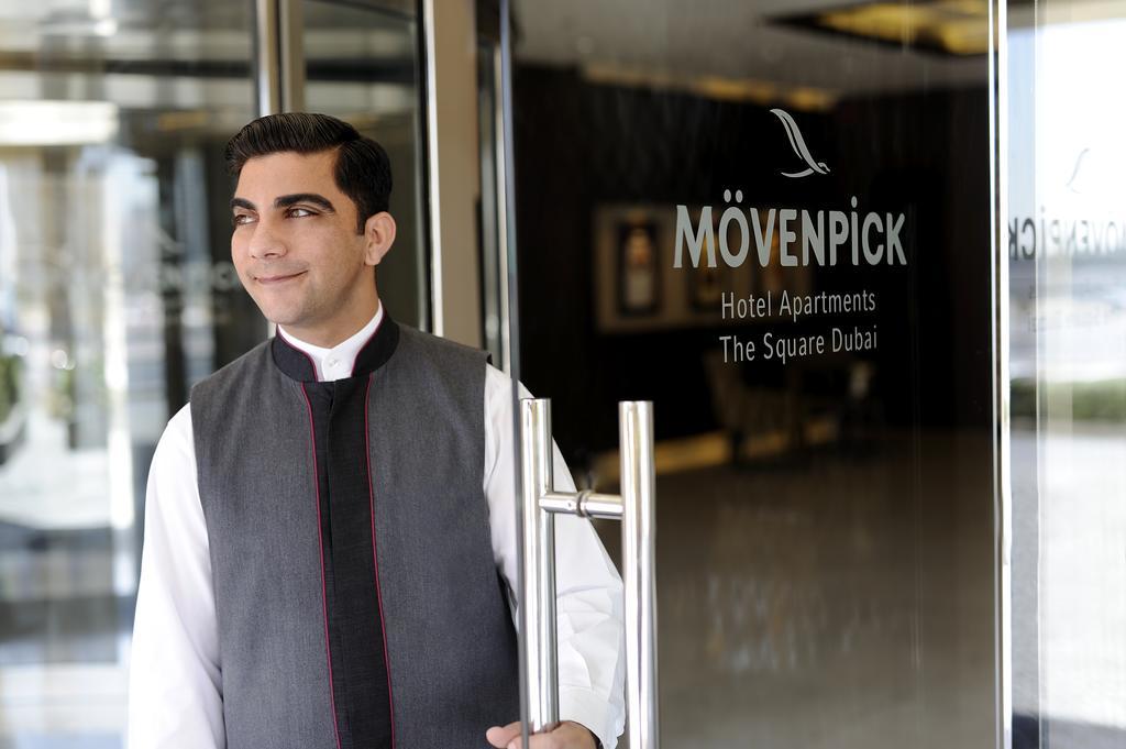 モーベンピック ホテル アパートメンツ アル マンザー ドバイ エクステリア 写真 A doorman at a hotel in Dubai